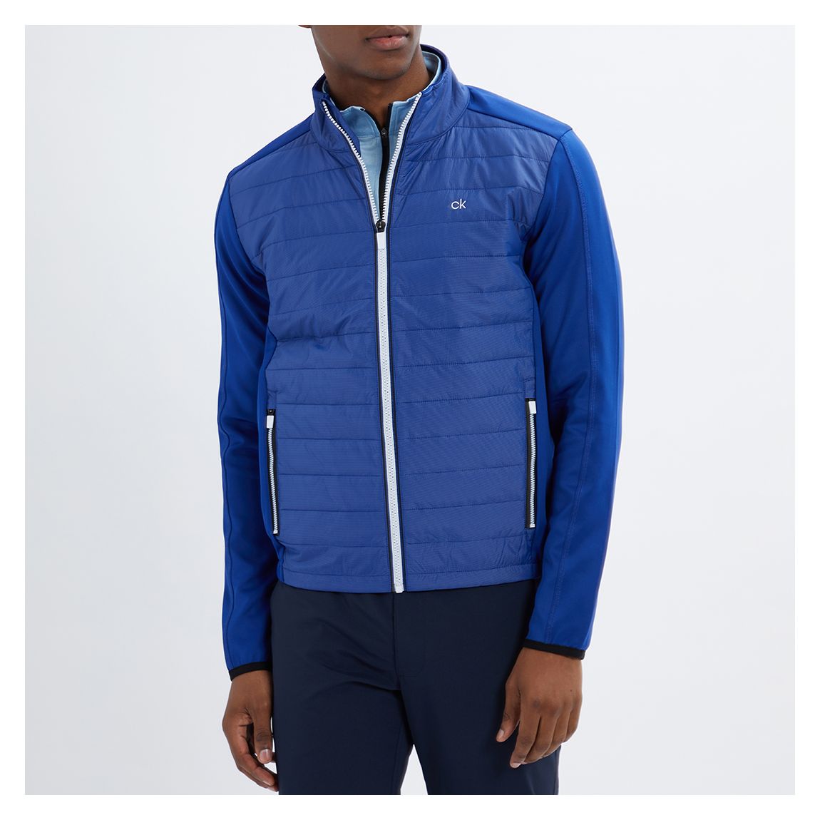 Veste matelassée isolée bleue main product photo
