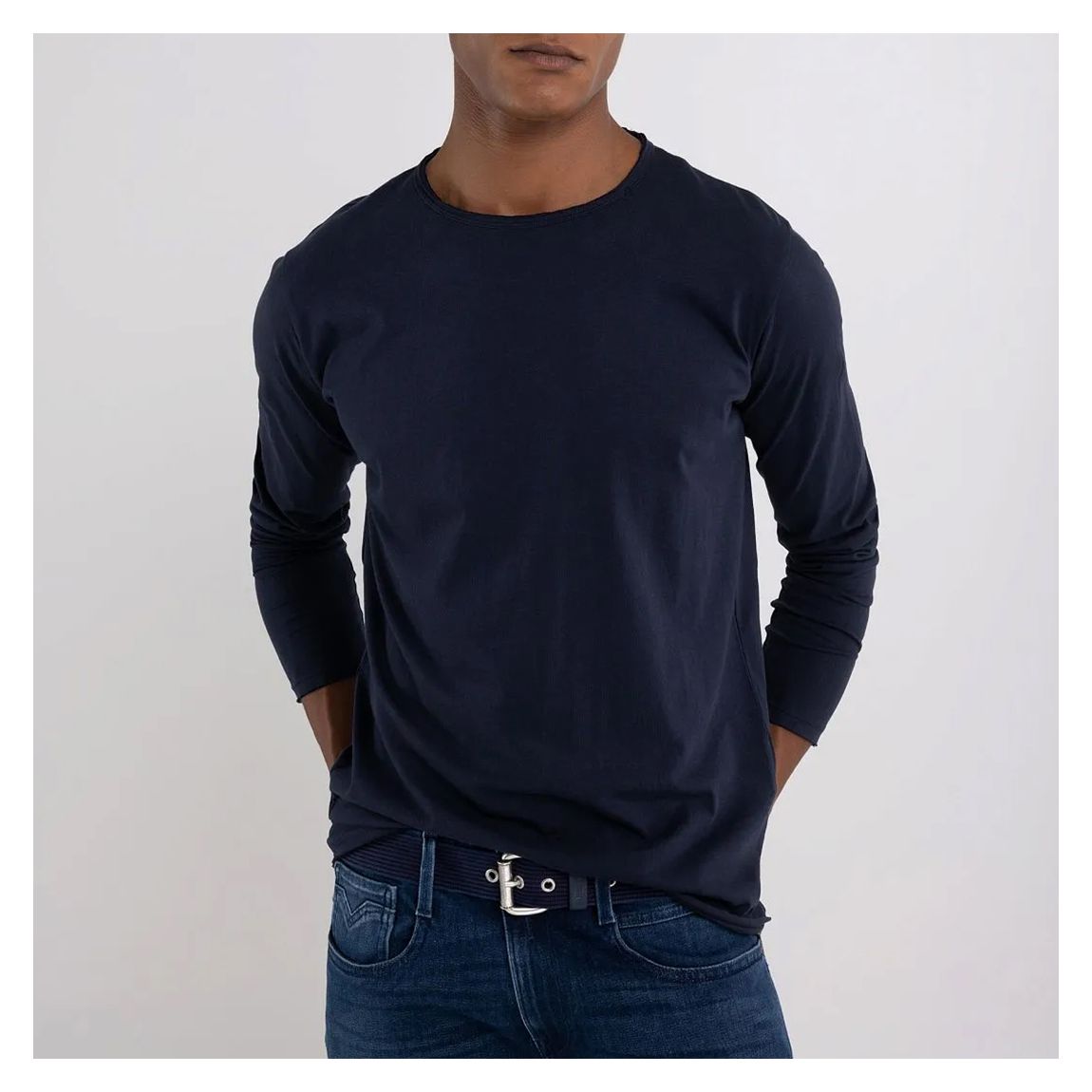 T-Shirt à manches longues en tissu brut bleu foncé main product photo