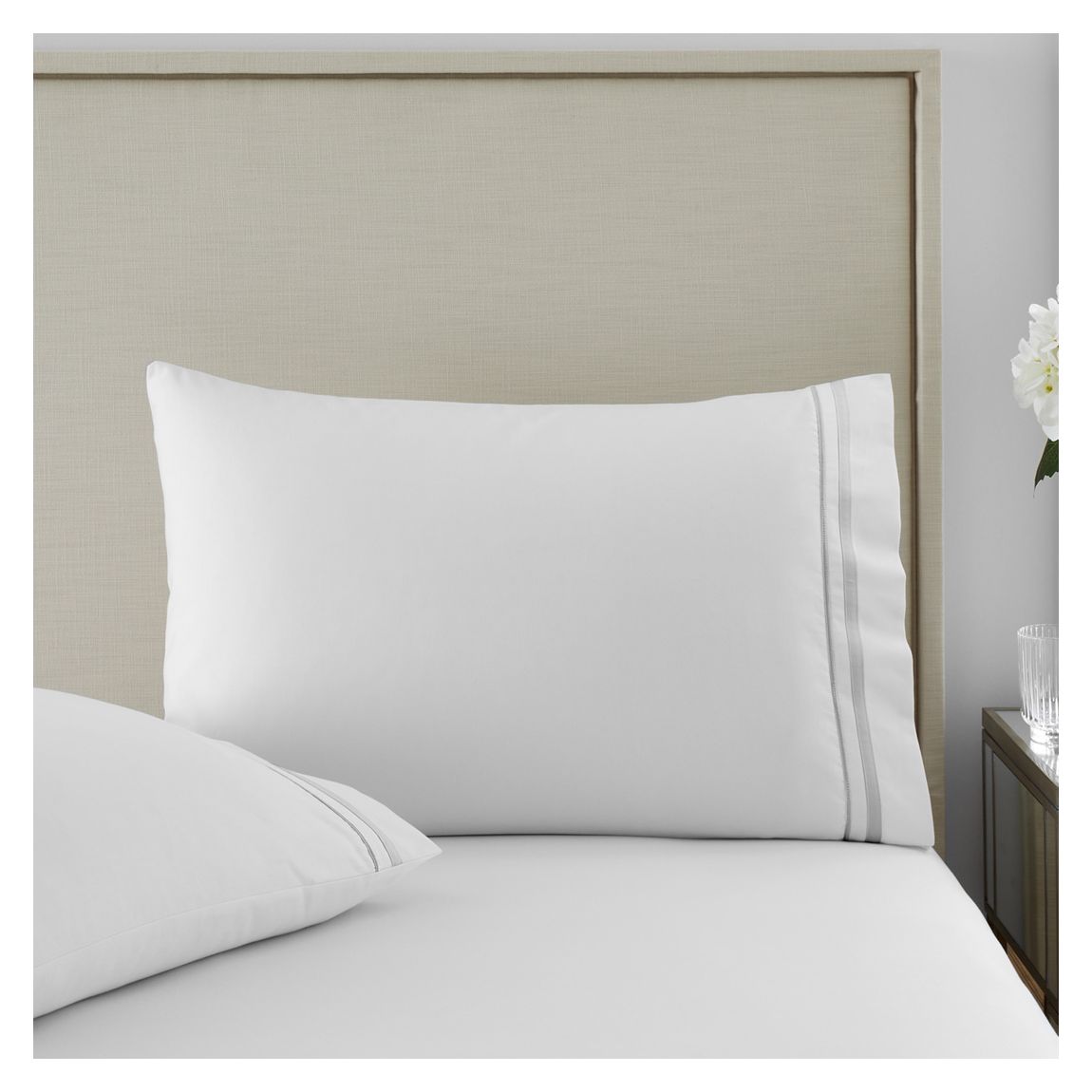 1000Tc Paire De Taies D'Oreiller Femme Au Foyer, Blanc/Gris main product photo