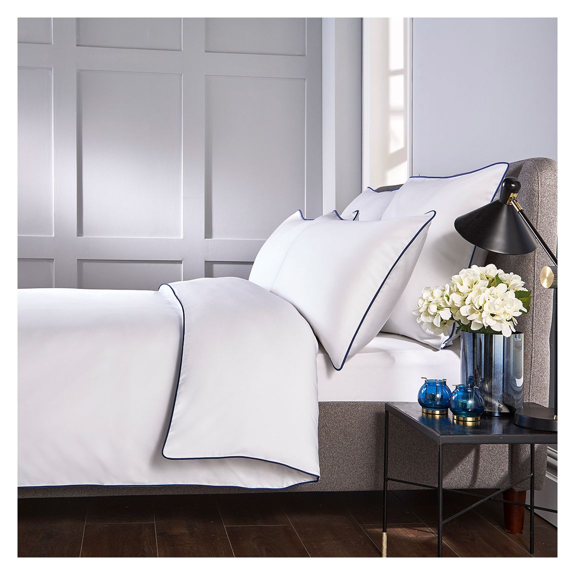 Ensemble De Couette Double Passepoilée 400Tc, Blanc/Marine main product photo