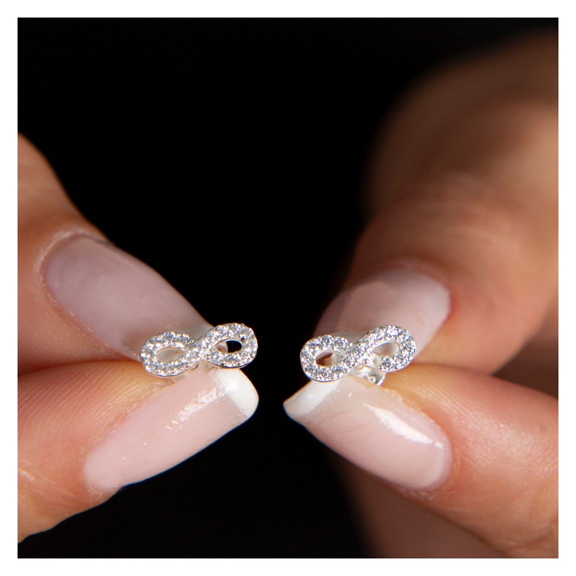 Boucles D'Oreilles Infinies Argentées main product photo