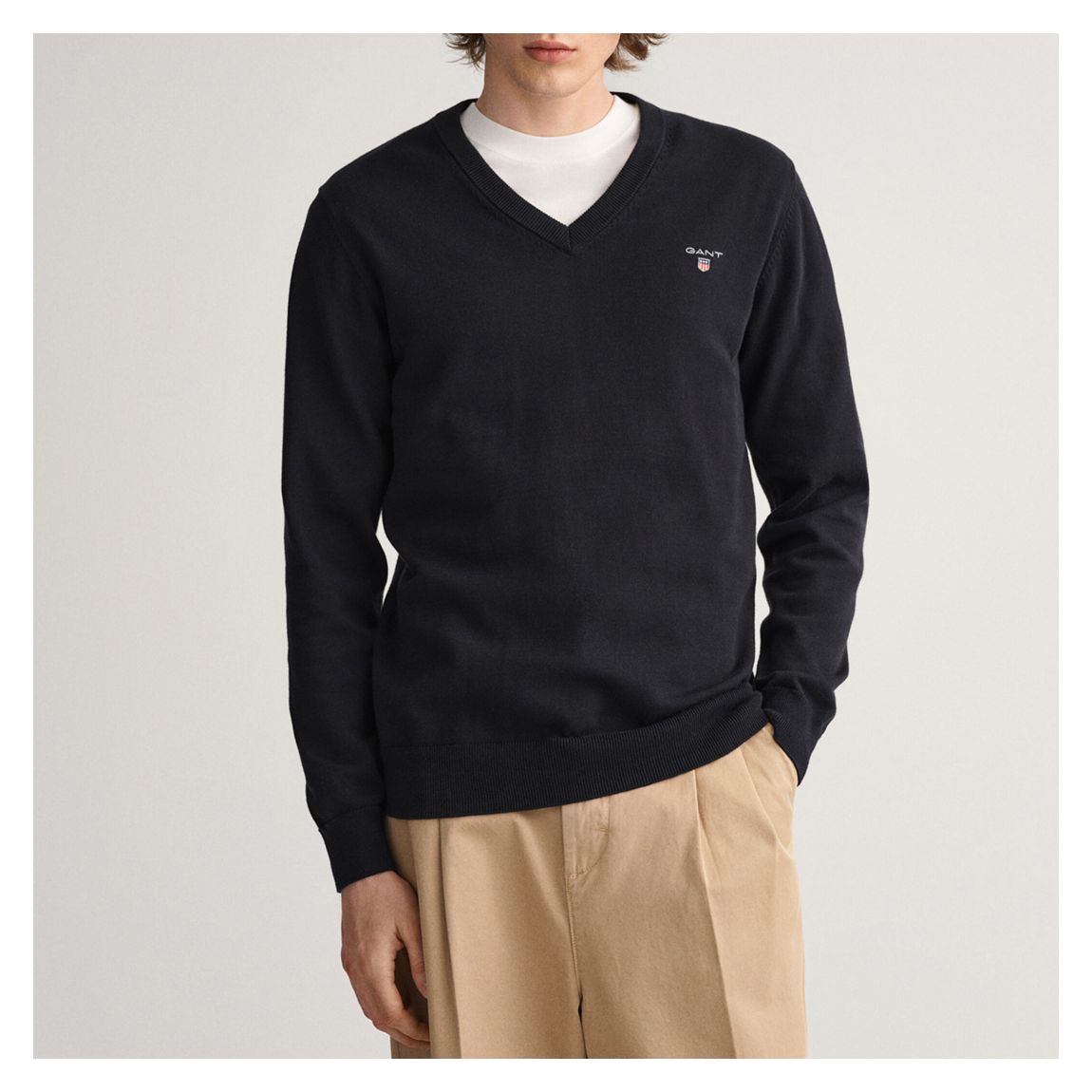 Pull Noir En Coton Classique À Col En V main product photo
