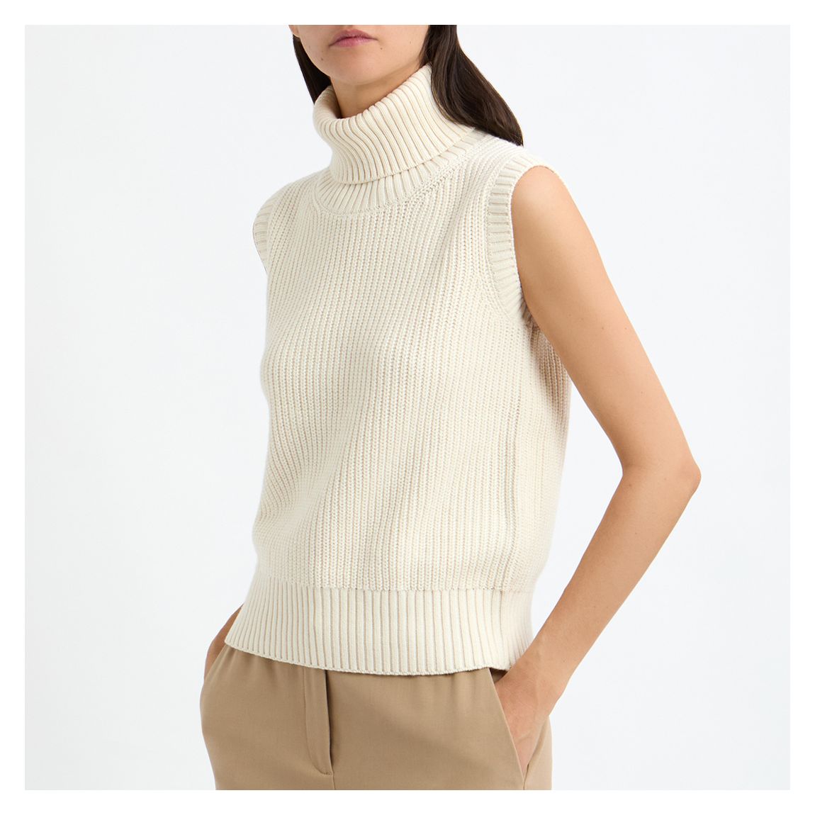 Pull Sans Manches À Col Roulé En Tricot Crème main product photo