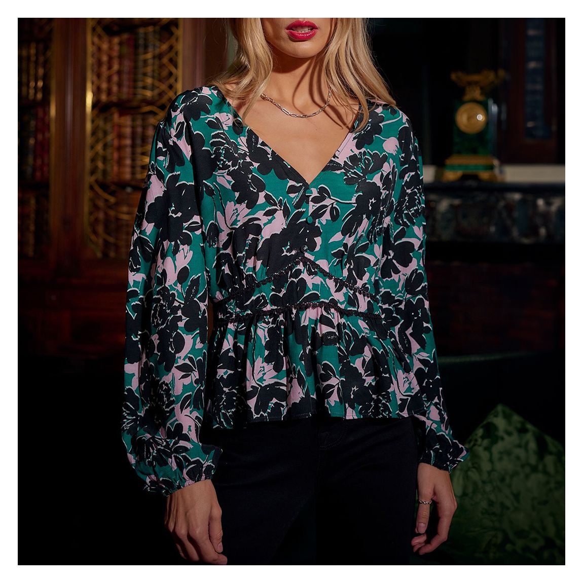 Blouse Peplum Verte À Col En V Et À Motifs Floraux main product photo