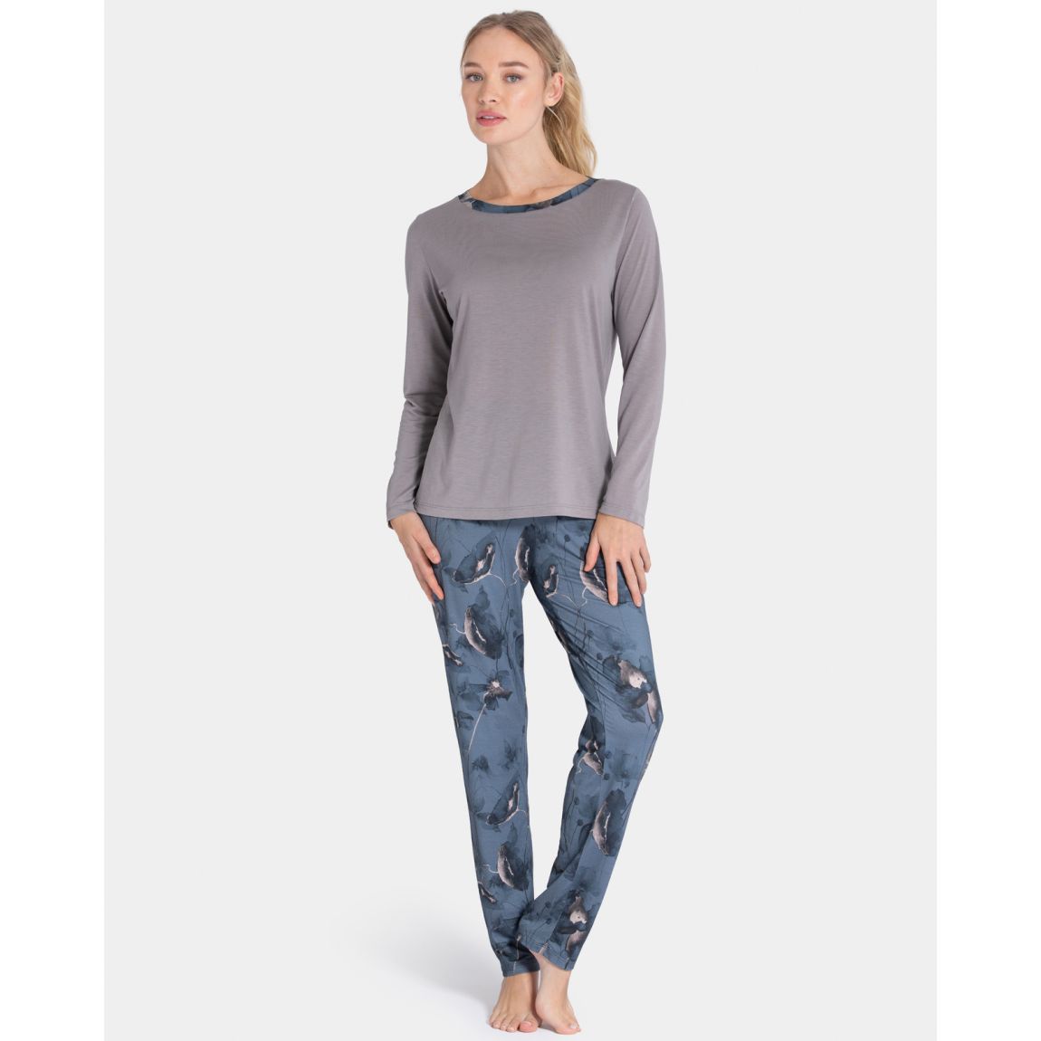 Pyjama de femme avec imprimé floral en Modal main product photo