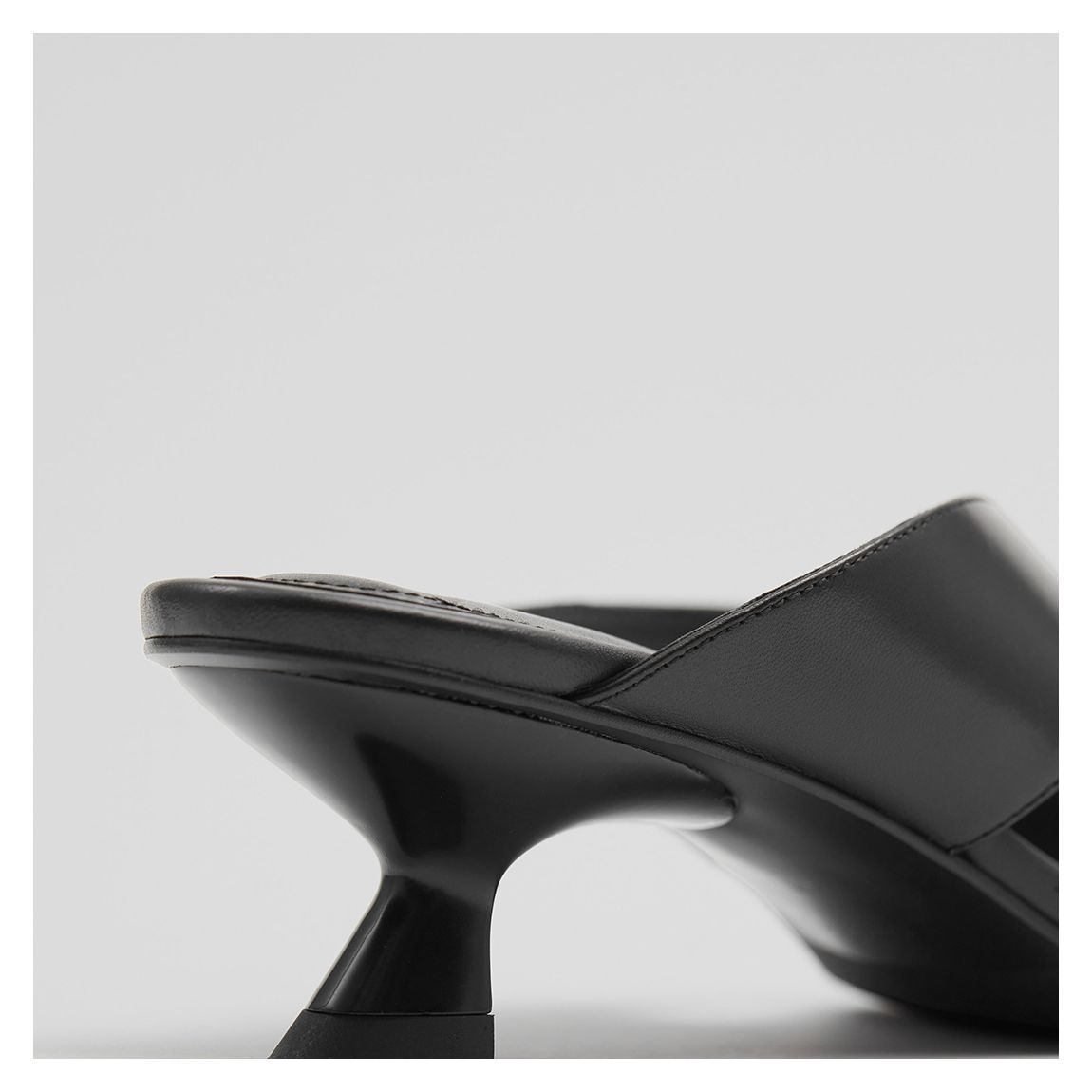 Mules En Cuir Noir main product photo