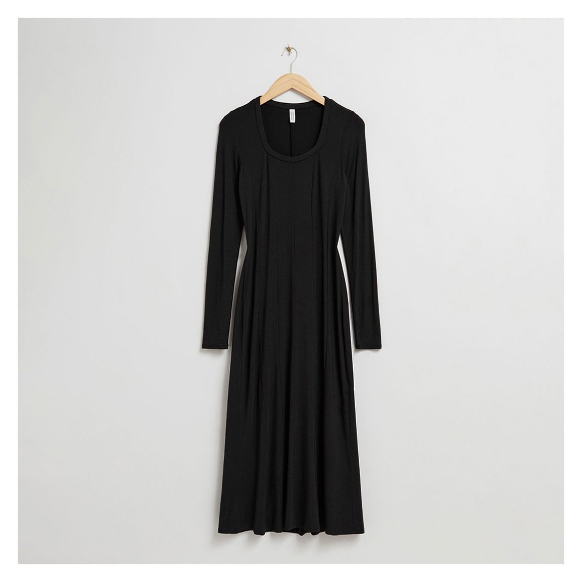 Robe Noire À Encolure Dégagée Et Panachée main product photo