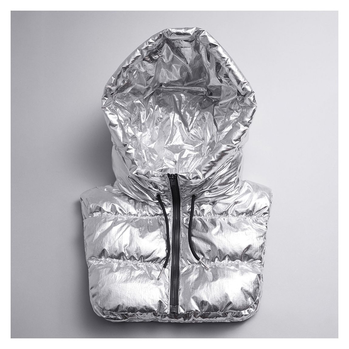 Capuche Matelassée Argentée main product photo