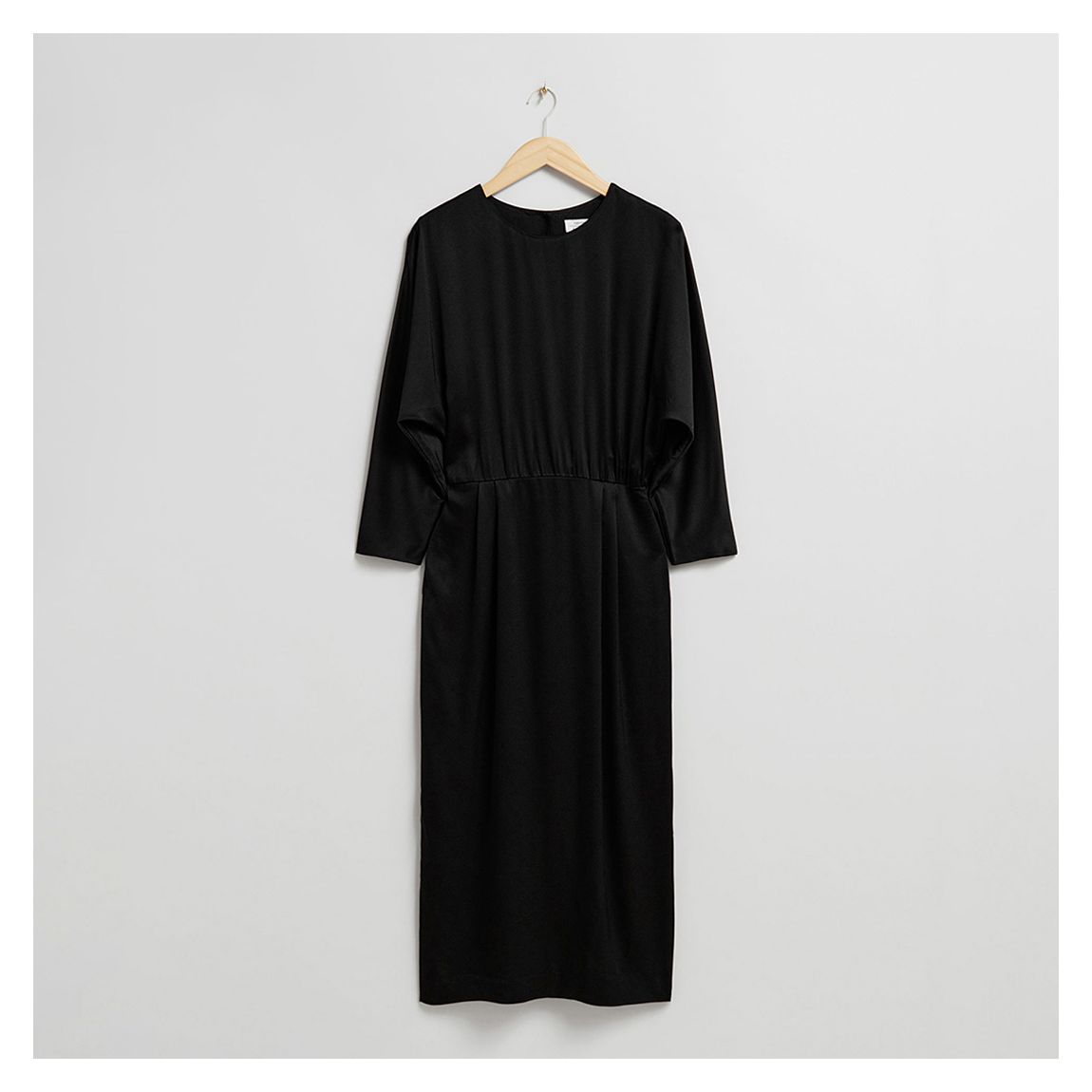 Robe Midi En Soie Mélangée Froncée Noire main product photo