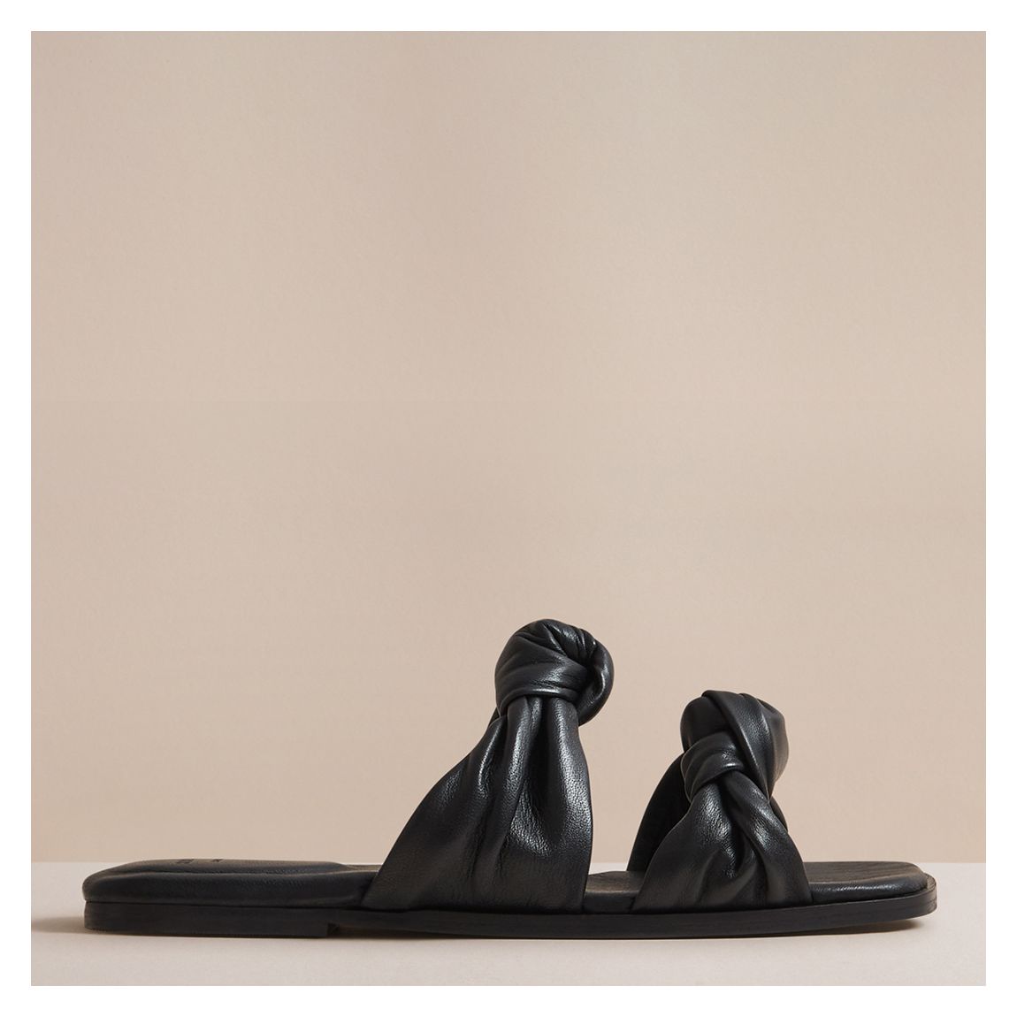 Sandale Plate En Cuir Noir Mimi Pour Femme main product photo