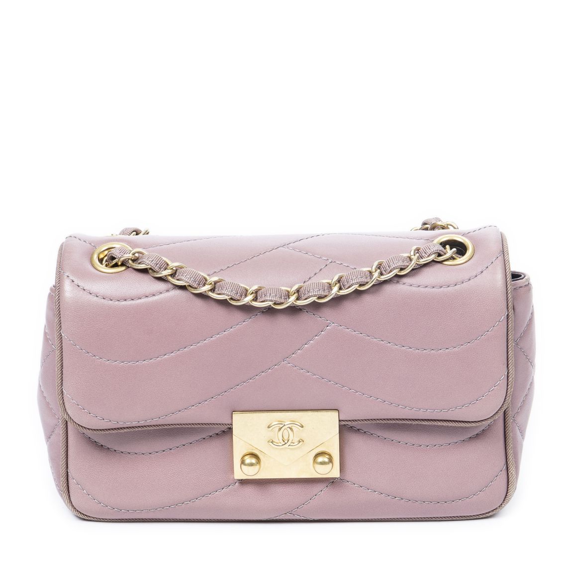 Chanel Push Lock Wave Chain Flap en Rose poussiéreux main product photo