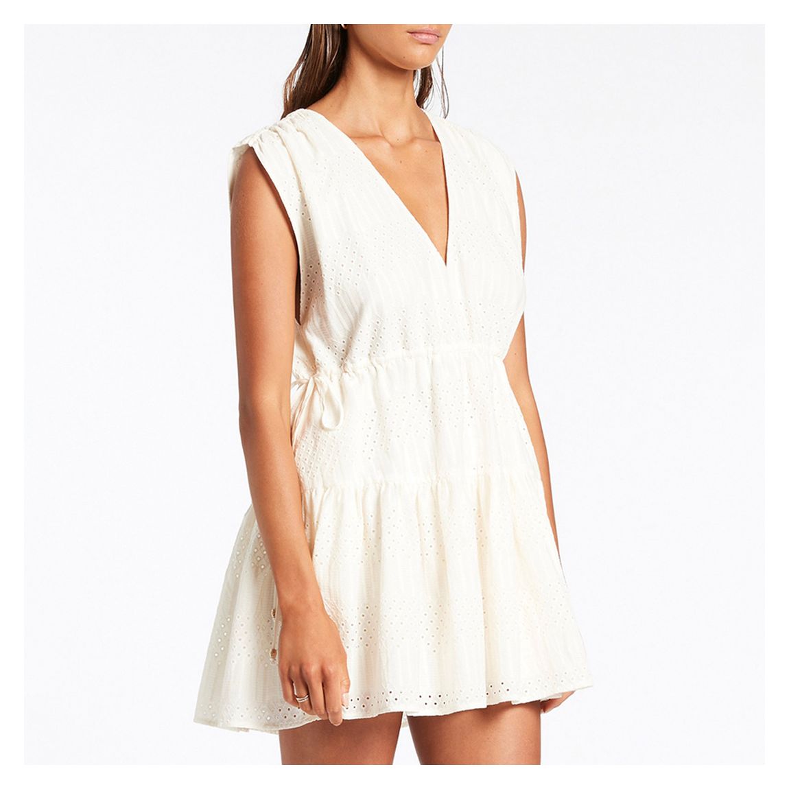 Robe cache-cœur à volants en crème main product photo