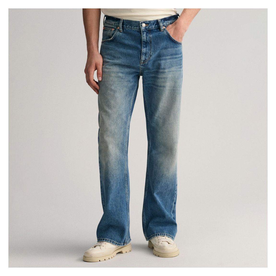 Jean bootcut à délavage bleu moyen main product photo