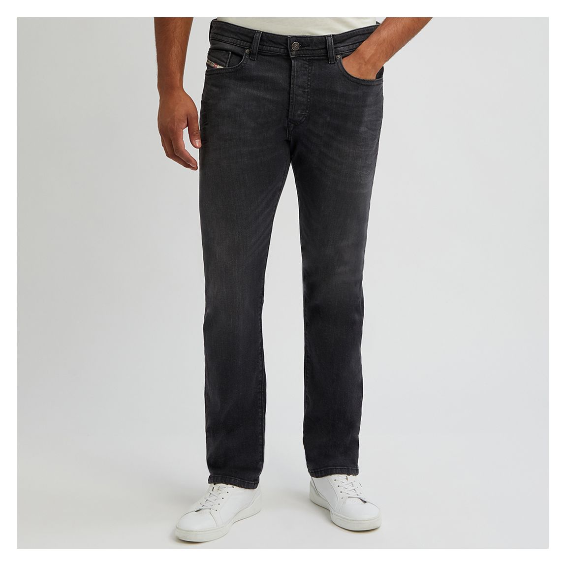 Jean droit Buster noir délavé main product photo