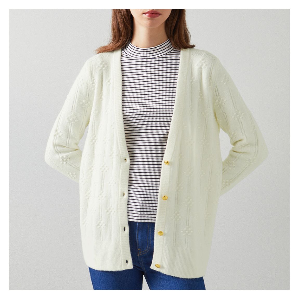 Cardigan en cachemire Orla crème main product photo
