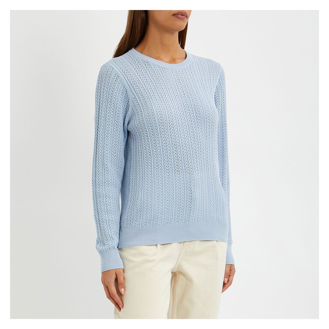 pull en tricot torsadé bleu main product photo