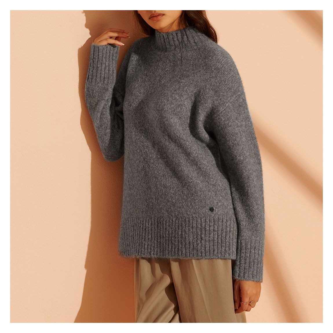 Tricot à col montant en mélange d'alpaga gris main product photo