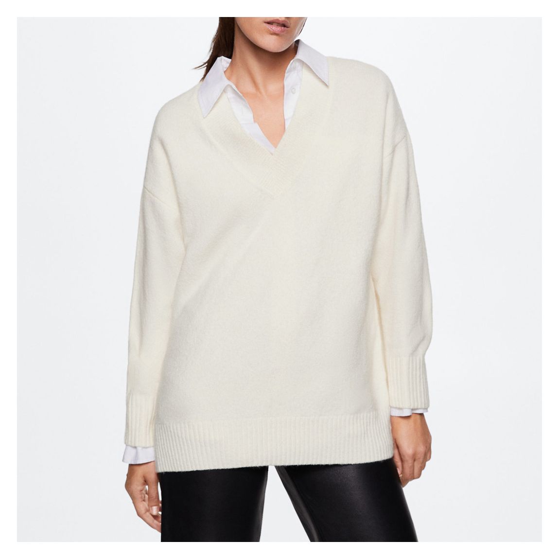 Pull en laine mélangée à col en V écru main product photo