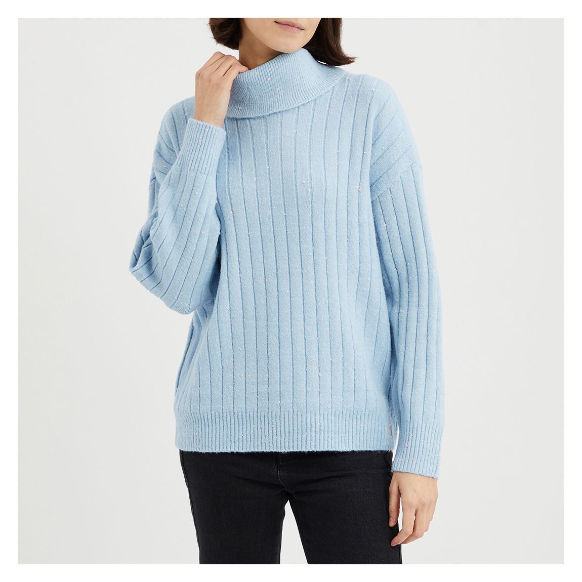 Tricot à col roulé bleu moucheté et doux main product photo