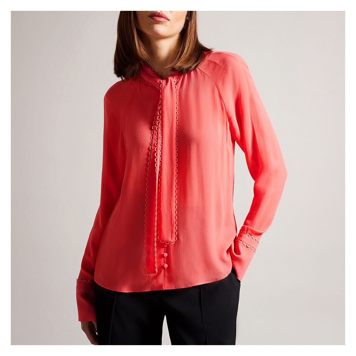 Chemisier corail Julinaa avec bordure en rouleaux main product photo
