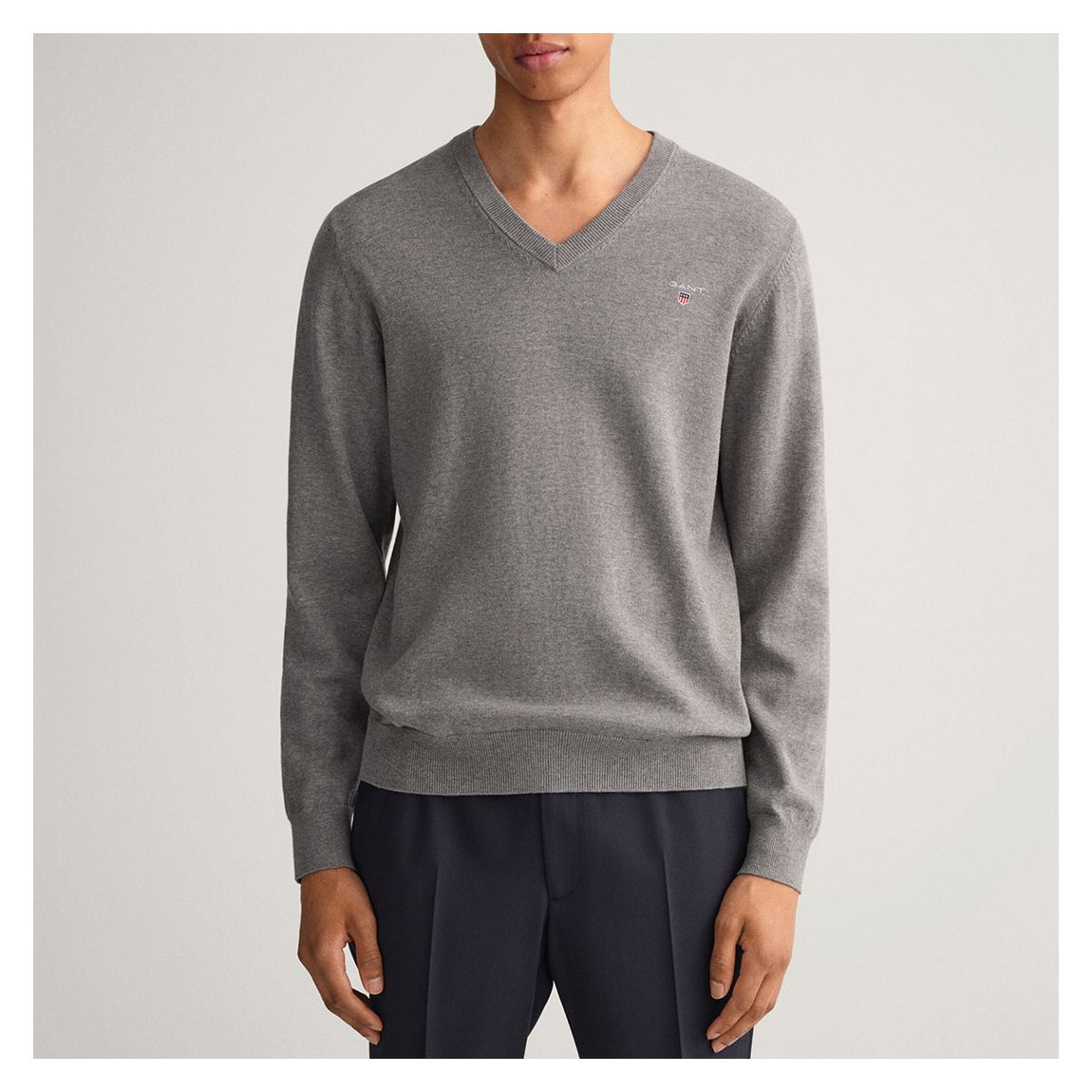 Pull à col V en coton classique gris main product photo
