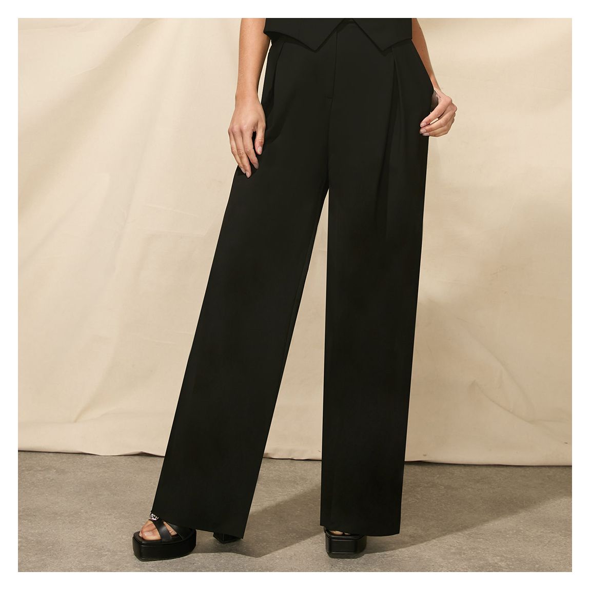 Pantalon Noir À Plis main product photo
